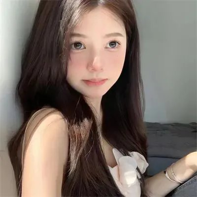 端盘子的姑娘